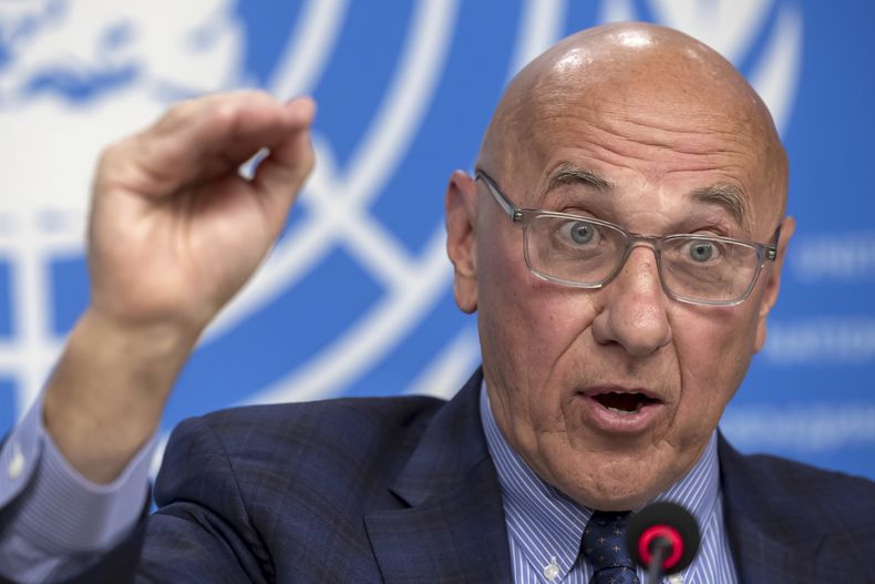 Tom Andrews, un monitor de derechos en Myanmar comisionado por el Consejo de Derechos Humanos respaldado por la ONU, da una conferencia de prensa, en la sede de la ONU en Ginebra, Suiza, el 17 de marzo de 2025. (Salvatore Di Nolfi/Keystone vía AP)