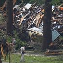 Funcionarios revisan las orillas del río Guadalupe tras una inundación en la zona el sábado 5 de julio de 2025, en Hunt, Texas. (AP Foto/Julio Cortez)