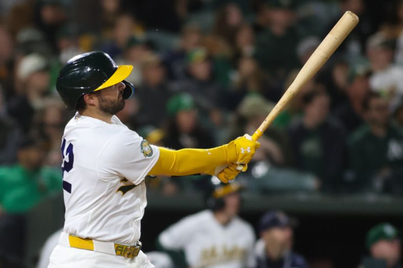 Shea Langeliers, de los Atléticos, batea un jonrón de dos carrera en el duelo del miércoles 15 de abril de 2026, ante los Rangers de Texas (AP Foto/Scott Marshall)