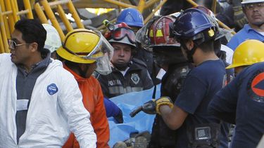 americateve | Socorristas trasladan a un trabajador de la construcci&oacute;n que falleci&oacute; por el colapso de un edificio en Ciudad de M&eacute;xico, el s&aacute;bado 4 de enero de 2014. Al menos una persona muri&oacute; y 20 resultaron heridos durante la constru