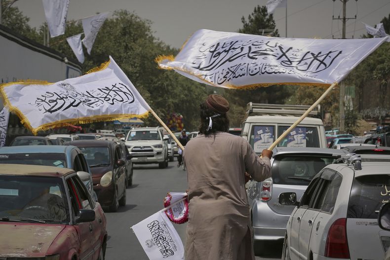 Un hombre vende banderas talibanas en Kabul, Afganistán, antes del aniversario de la toma del poder por parte de los talibanes, el 14 de agosto del 2025. (AP foto/Siddiqullah Alizai)
