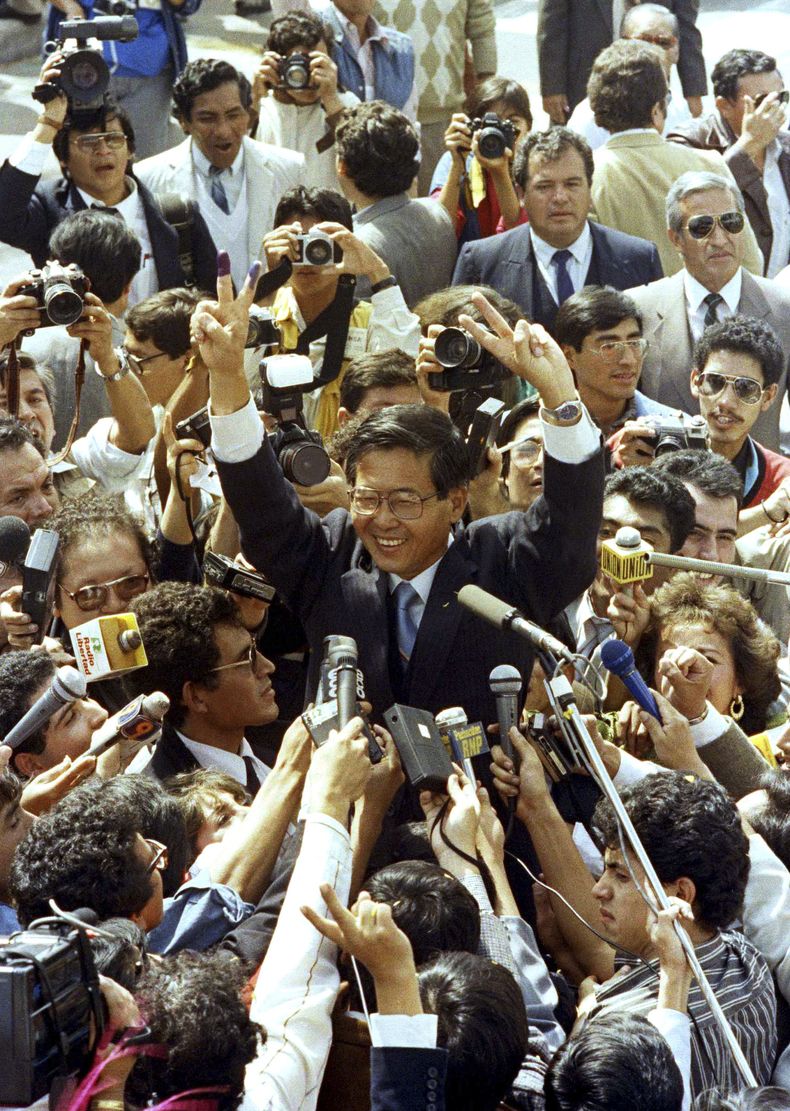 ARCHIVO - El candidato presidencial Alberto Fujimori saluda a sus seguidores tras votar en el balotaje presidencial contra el escritor Mario Vargas Llosa en Lima, Perú, el 10 de junio de 1990. Su hija, Keiko Fujimori, informó el miércoles 11 de septiembre de 2024 que el exmandatario falleció de cáncer a los 86 años. (AP Foto/Matías Recart, Archivo)