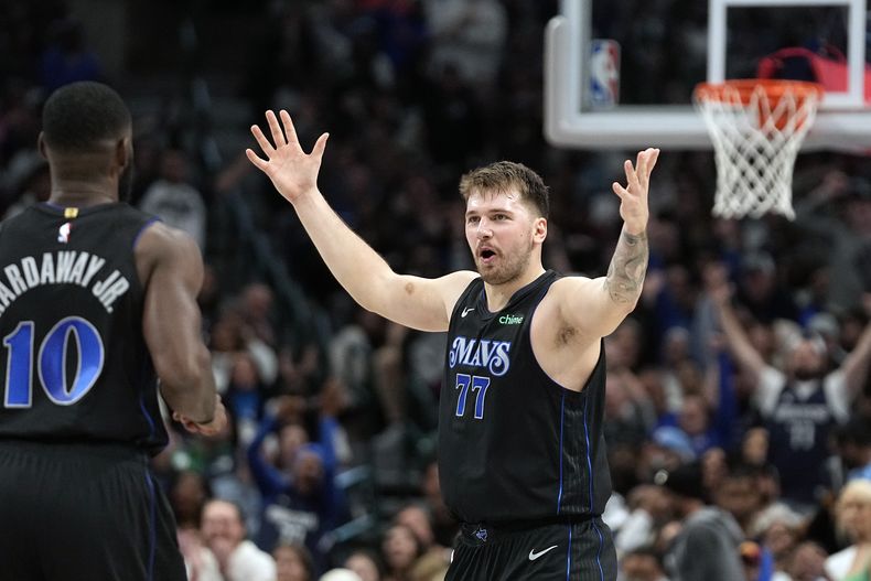 El esloveno Luka Doncic, de los Mavericks de Dallas, festeja durante el encuentro ante los Clippers de Los Ángeles, el viernes 10 de noviembre de 2023 (AP Foto/LM Otero)