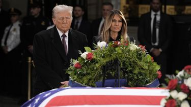 El presidente electo Donald Trump y su esposa, Melania Trump, frente al féretro del expresidente Jimmy Carter durante su funeral en el Capitolio federal, el miércoles 8 de enero de 2025, en Washington. (AP Foto/J. Scott Applewhite)