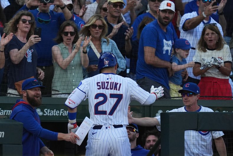 Seiya Suzuki (27) de los Cachorros de Chicago luego de batear un jonrón ante los Cardenales de San Luis, el domingo 28 de septiembre de 2025, en Chicago. (AP Foto/Nam Y. Huh)