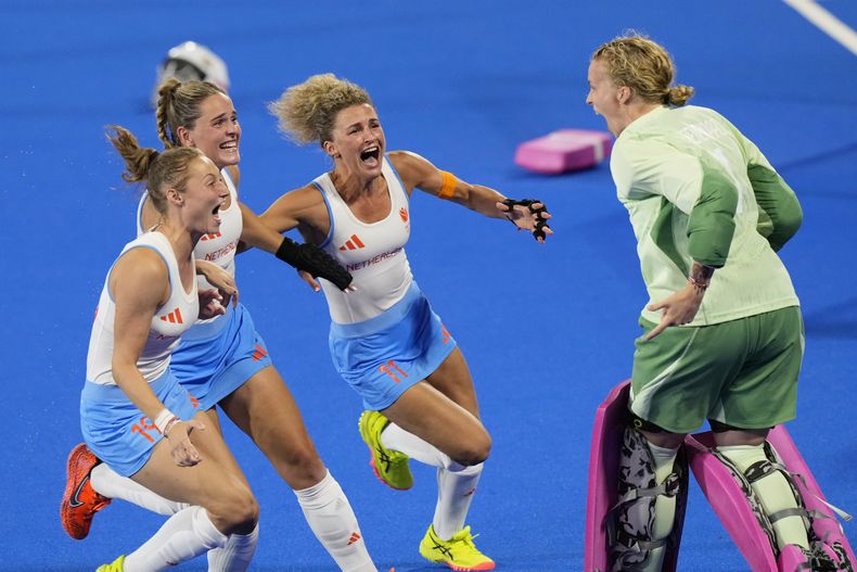 Las integrantes de la selección de Holanda festejan la conquista del oro en el hockey sobre césped de los Juegos Olímpicos, tras derrotar a China, el viernes 9 de agosto de 2024, en Colombes, Francia (AP Foto/Aijaz Rahi)