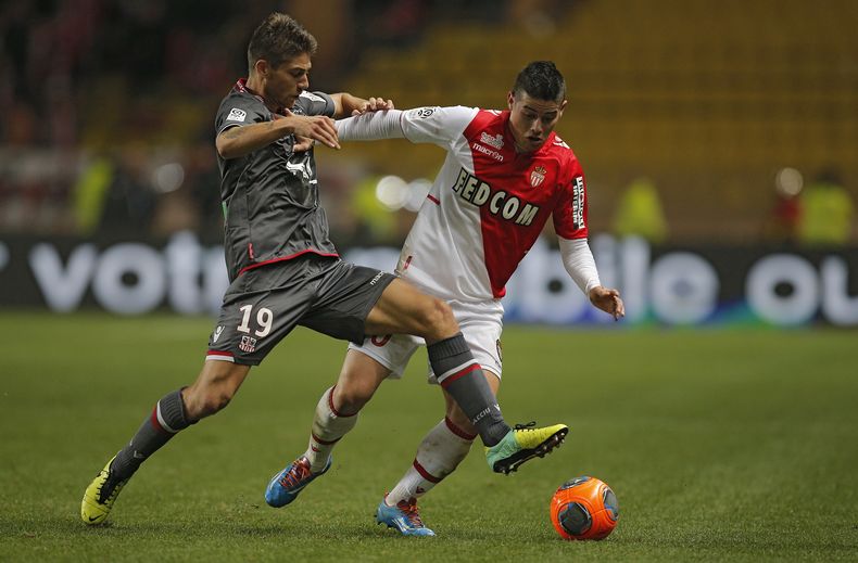 Paul Lasne, del Ajaccio, a la izquierda, disputa el bal&oacute;n con el colombiano James Rodriguez, del M&oacute;naco, durante un partido de la liga francesa en el estadio del M&oacute;naco, el domingo 8 de diciembre de 2013. El M&oacute;naco gan&oacute;