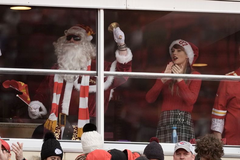 Taylor Swift en un palco antes del inicio del partido de fútbol americano de la NFL entre los Chiefs de Kansas City y los Raiders de Las Vegas, el lunes 25 de diciembre de 2023, en Kansas City, Missouri. (AP Foto/Charlie Riedel)