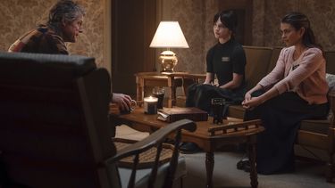 En esta imagen proporcionada por A24, Hugh Grant, de izquierda a derecha, Sophie Thatcher y Chloe East en una escena de Heretic. (Kimberley French/A24 via AP)