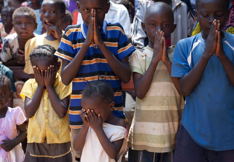 Ni&ntilde;os hacen oraci&oacute;n durante una misa especial para ellos por el d&iacute;a de Navidad, en un monasterio que tambi&eacute;n funge como campamento para los desplazados, en Bangui, Rep&uacute;blica Centroafricana, el mi&eacute;rcoles 25 de dici