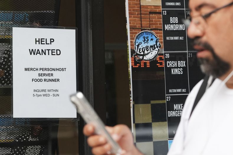Un letrero de solicitud de empleados en un club de música y blues en vivo en Chicago, el jueves 24 de julio de 2025. (AP Foto/Nam Y. Huh)