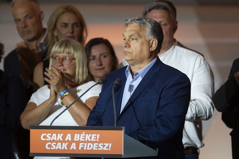 El primer ministro de Hungría, Viktor Orbán se dirige a los medios tras conocer los resultados de las elecciones al Parlamento Europeo en Budapest, Hungría, el lunes 10 de enero de 2024. (AP Foto/Denes Erdos)