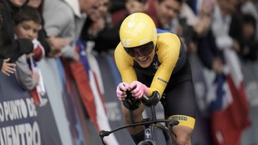 El ecuatoriano Richard Carapaz pedalea en la contrarreloj individual de los Juegos Panamericanos en Isla de Maipo, Chile, el domingo 22 de octubre de 2023. (AP Foto/Eduardo Verdugo)