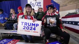 Simpatizantes esperan al expresidente Donald Trump para que llegue a un mitin, el sábado 7 de octubre de 2023, en Waterloo, Iowa. (AP Foto/Charlie Neibergall)
