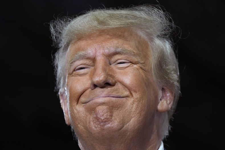 El expresidente Donald Trump en un evento en Adel, Iowa, el 16 de octubre de 2023. (Foto AP/Charlie Neibergall)