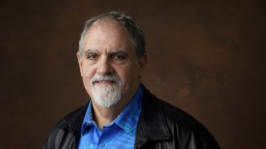 ARCHIVO - Jon Landau posa para un retrato en el Nonagésimo Quinto Almuerzo de Nominados a los Premios Oscar, el 13 de febrero de 2023, en el Hotel Beverly Hilton en Beverly Hills, California (AP Foto/Chris Pizzello, Archivo).