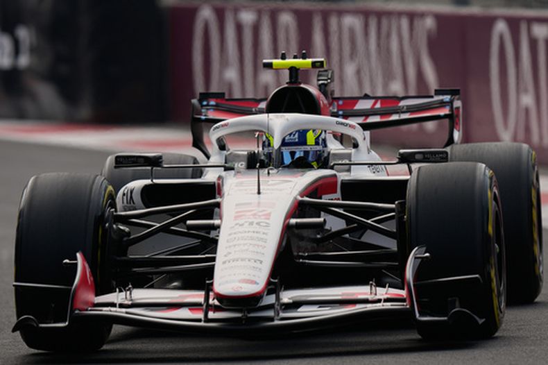 El auto Haas del británico Oliver Bearman durante la primera sesión de práctica del fin de semana del Gran Premio de México el viernes 30 de octubre del 2026. (AP Foto/Fernando Llano)
