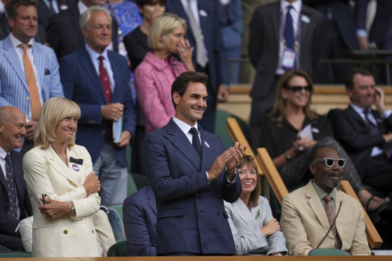 Roger Federer aplaude tras la victoria de Novak Djokovic ante Alex de Miñaur durante la cuarta ronda del torneo de Wimbledon, el lunes 7 de julio de 2025. (AP Foto/Kin Cheung)