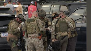 5 muertos, incluidos 2 oficiales, en un enfrentamiento en carolina del norte