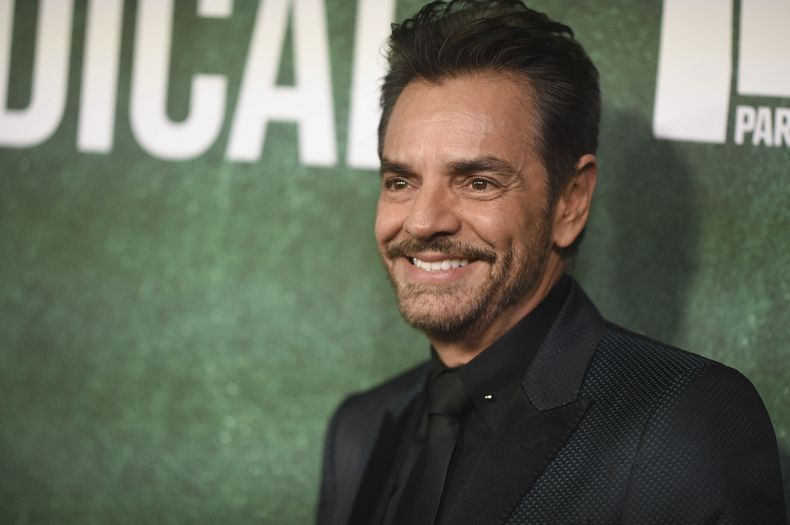 Eugenio Derbez llega a la premiere de Radical el lunes 30 de octubre de 2023, en el Regency Bruin Theatre en Los Ángeles. (Foto Richard Shotwell/Invision/AP)