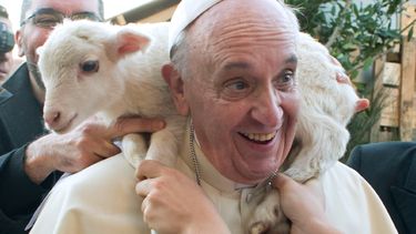 americateve | Foto suministrada por el peri&oacute;dico vaticano LOsservatore Romano el martes 7 de enero de 2014 que muestra al papa Francisco durante su visita a un sitio donde se representa la Natividad con seres vivientes. (Foto de AP/Osservatore Romano)