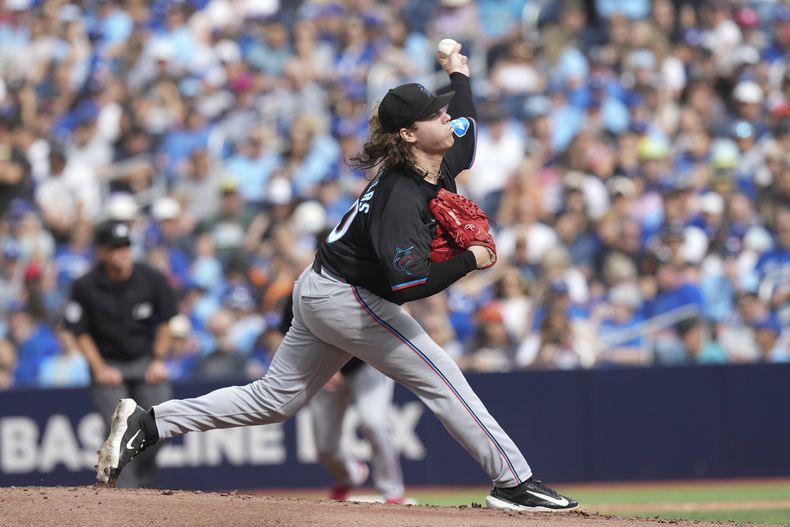 El lanzador de los Marlins de Miami, Ryan Weathers, trabaja contra los Azulejos de Toronto durante la primera entrada en Toronto, el domingo 29 de septiembre de 2024. (Chris Young/The Canadian Press vía AP)