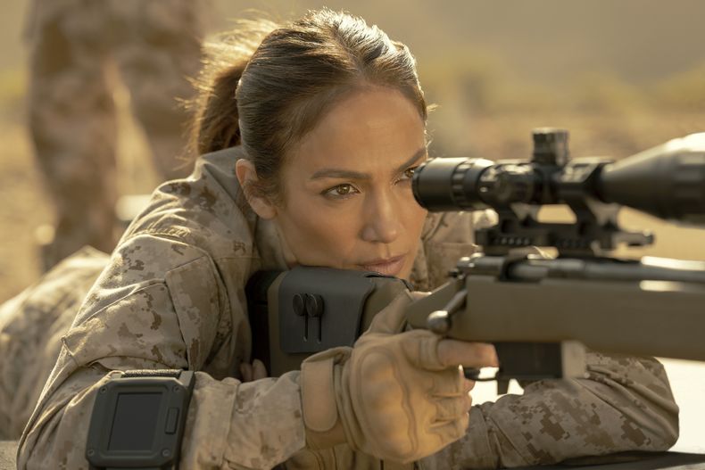 En esta imagen proporcionada por Netflix, Jennifer Lopez en una escena de The Mother. (Ana Carballosa/Netflix vía AP)