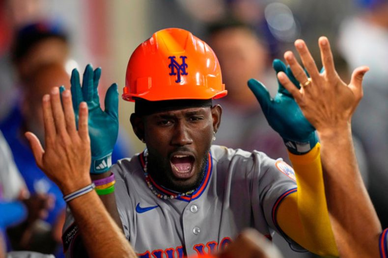 Ronny Mauricio, de los Mets de Nueva York, es felicitado por sus compañeros de equipo en el dugout después de batear un jonrón solitario en la séptima entrada del juego de béisbol de Grandes Ligas, el viernes 1 de mayo de 2026, en Anaheim, California. (AP Foto/Mark J. Terrill)