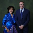 La presidenta de la Academia de las Artes y Ciencias Cinematográficas Janet Yang, izquierda, y el director general de la academia Bill Kramer posan para un retrato en el almuerzo de nominados a la 96a edición de los Premios de la Academia el lunes 12 de febrero de 2024, en el Hotel Beverly Hilton en Beverly Hills, California. (Foto AP/Chris Pizzello)