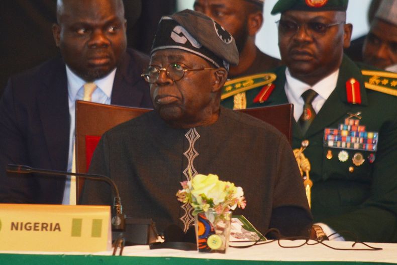 ARCHIVO – El presidente nigeriano Bola Ahmed Tinubu asiste a una reunión de ECOWAS en Abuya, Nigeria, el domingo 22 de junio de 2025. (AP Foto/Olamikan Gbemiga, Archivo)