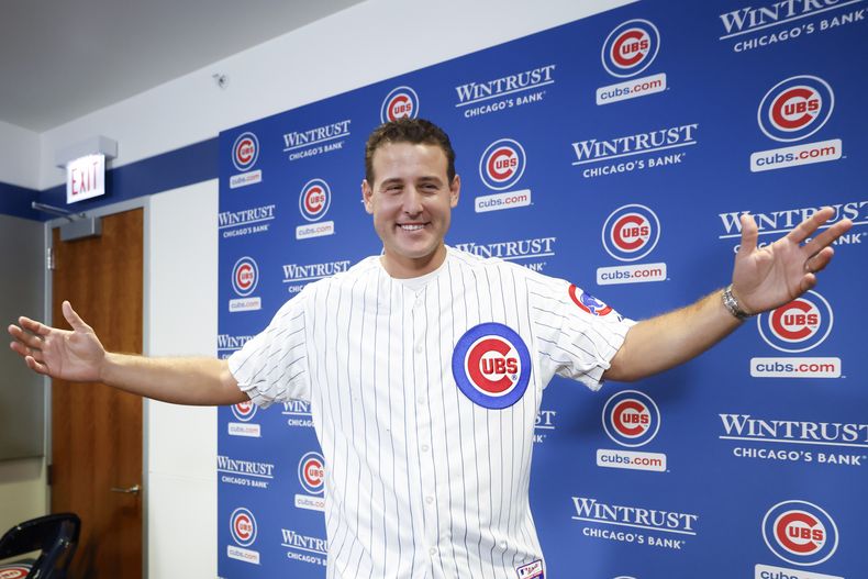 El exjugador de los Cachorros de Chicago Anthony Rizzo posa con la camiseta del equipo tras una conferencia de prensa antes del juego ante los Rays de Tampa Bay el sábado 13 de septiembre del 2025. (AP Foto/Kamil Krzaczynski)