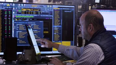 El corredor Peter Mancuso trabaja en el piso de la Bolsa de Valores de Nueva York el martes 4 de febrero de 2025. (AP Foto/Richard Drew)