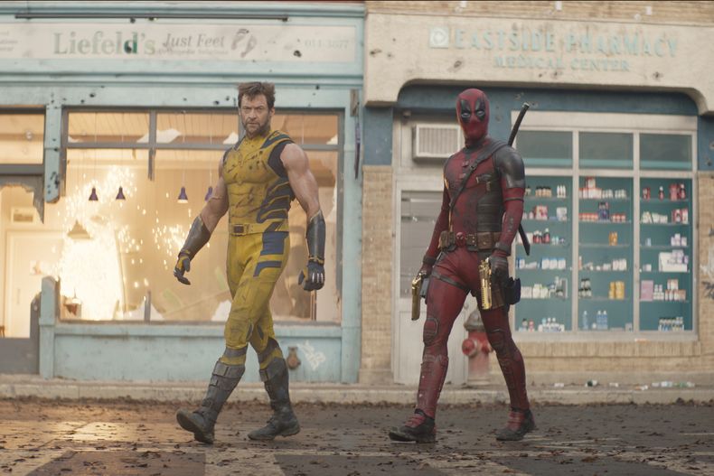 Esta imagen proporcionada por 20th Century Studios/Marvel Studios muestra a Hugh Jackman como Wolverine/Logan, izquierda, y Ryan Reynolds como Deadpool/Wade Wilson en una escena de Deadpool & Wolverine. (20th Century Studios/Marvel Studios vía AP)