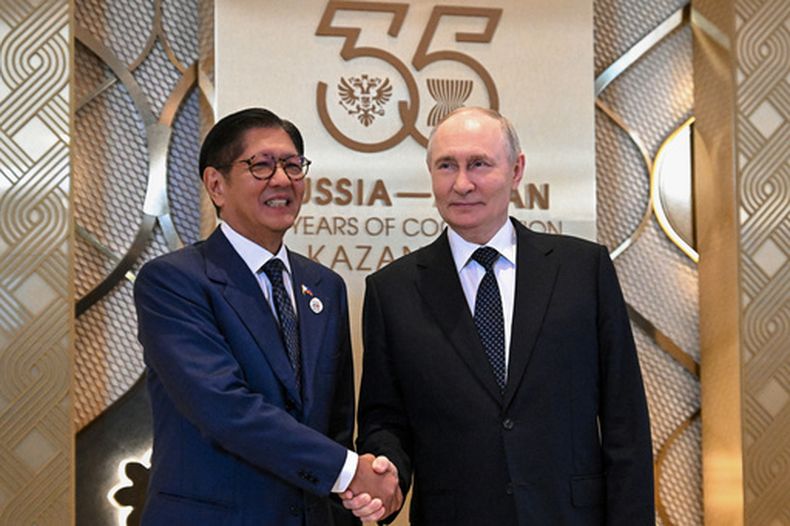 El presidente ruso Vladímir Putin, a la derecha, y su homólogo filipino Ferdinand Marcos Jr. posan para una foto al margen de la cumbre Rusia-ASEAN en Kazán, Rusia, el miércoles 17 de junio de 2026. (Sergei Bobylev/Sputnik, foto del Kremlin vía AP)
