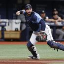 Fuente AP: Guardianes firman al cátcher Mike Zunino