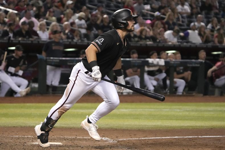 Dominic Fletcher, de los Diamondbacks de Arizona, conecta un jonrón de dos carreras ante los Gigantes de San Frncisco, el sábado 13 de mayo de 2023 (AP Foto/Rick Scuteri)