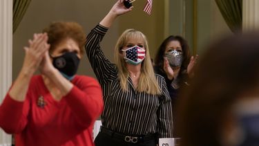 ¿Cuestionamientos de Trump debilitan la democracia en EEUU?