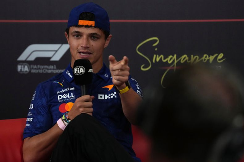 El británico Lando Norris de McLaren habla en conferencia de prensa antes del Gran Premio de Singapur el jueves 8 de octubre del 2026. (AP Foto/Ng Han Guan)