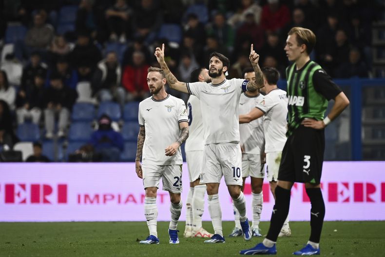 El español Luis Alberto festeja después de conseguir el segundo tanto de la Lazio en un partido de la Serie A italiana ante Sassuolo, el sábado 21 de octubre de 2023 (Massimo Paolone/LaPresse via AP)