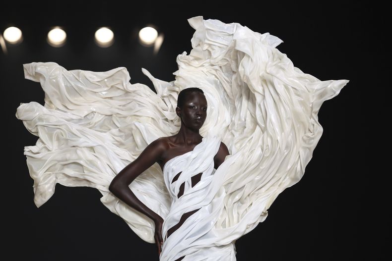 Una modelo luce una creación de la colección de Alta Costura Otoño-Invierno 2025/26 de Iris van Herpen presentada el lunes 7 de julio de 2025 en París. (AP Photo/Tom Nicholson)