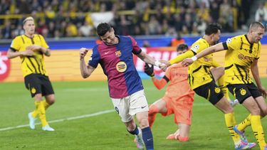 Robert Lewandowski del Barcelona celebra tras forzar un autogol de Ramy Bensebaini en el encuentro de vuelta de los cuartos de final de la Liga de Campeones ante el Borussia Dortmund el martes 15 de abril del 2025. (AP Foto/Matthias Schrader)