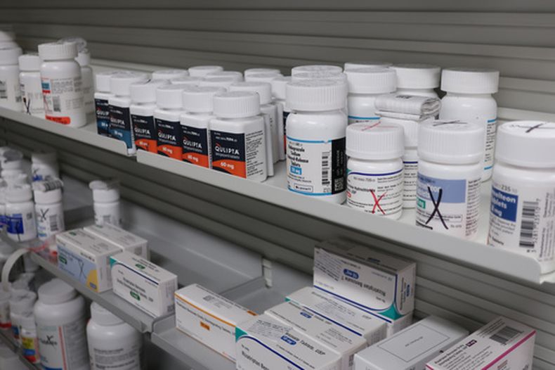 Frascos de medicamentos en estantes de la farmacia minorista Stormont Vail, en Topeka, Kansas, el martes 2 de junio de 2026. (AP Foto/John Hanna)