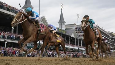 Mage (8), montado por el venezolano Javier Castellano, gana la 149na edición del Derby de Kentucky, el sábado 6 de mayo de 2023, en Louisville (AP Foto/Jeff Roberson)