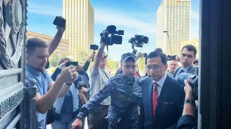 Foto tomada de video entregado por el Departamento de Prensa del Ministerio de Relaciones Exteriores de Rusia, que muestra al embajador japonés en Rusia Akira Muto (al frente a la derecha) entrando al Ministerio de Relaciones Exteriores de Rusia en Moscú, el 18 de agosto del 2026. (Departamento de Prensa del Ministerio de Relaciones Exteriores de Rusia via AP)