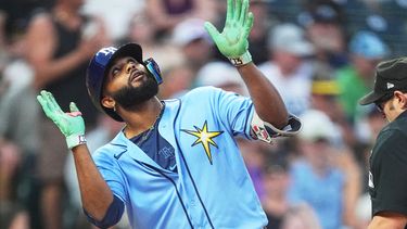 Junior Caminero, de los Rays de Tampa Bay, celebra mientras cruza el plato después de batear un jonrón solitario ante el relevista de los Rockies de Colorado, Tanner Gordon, en la cuarta entrada del juego de béisbol de Grandes Ligas, el lunes 3 de agosto de 2026, en Denver. (AP Foto/David Zalubowski)