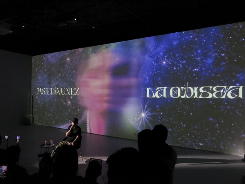 El cantautor mexicano Jasiel Núñez da una conferencia de prensa para promocionar su álbum La Odisea, el jueves 7 de noviembre de 2024 en la Ciudad de México. (Foto AP/Berenice Bautista)