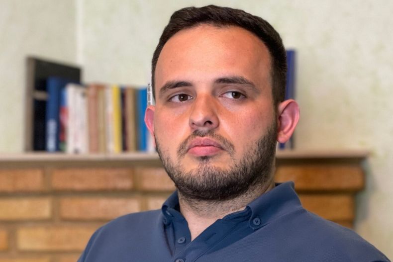 En esta imagen sin fecha, publicada por Radio Free Europe/Radio Liberty el viernes 20 de junio de 2025, aparece el periodista de Radio Free Europe/Radio Liberty Farid Mehralizada, sentenciado a nueve años de prisión, en Bakú, Azerbaiyán. (Radio Free Europe/Radio Liberty vía AP)