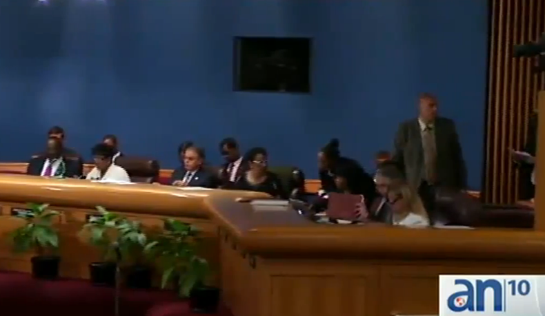 Cuando parecía que la tormenta había pasado, decenas de empleados del condado recibieron ayer cartas de despido. América Noticias tuvo acceso a la lista de los afectados