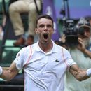 El español Roberto Bautista Agut celebra tras vencer al ruso Daniil Medvedev en los cuartos de final del Abierto de Halle el viernes 23 de junio del 2023. (Friso Gentsch/dpa via AP)