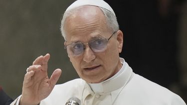 El papa León XIV se reúne con miembros locales de la Iglesia en Roma en la sala Pablo VI del Vaticano, el jueves 12 de junio de 2025. (AP Foto/Andrew Medichini)